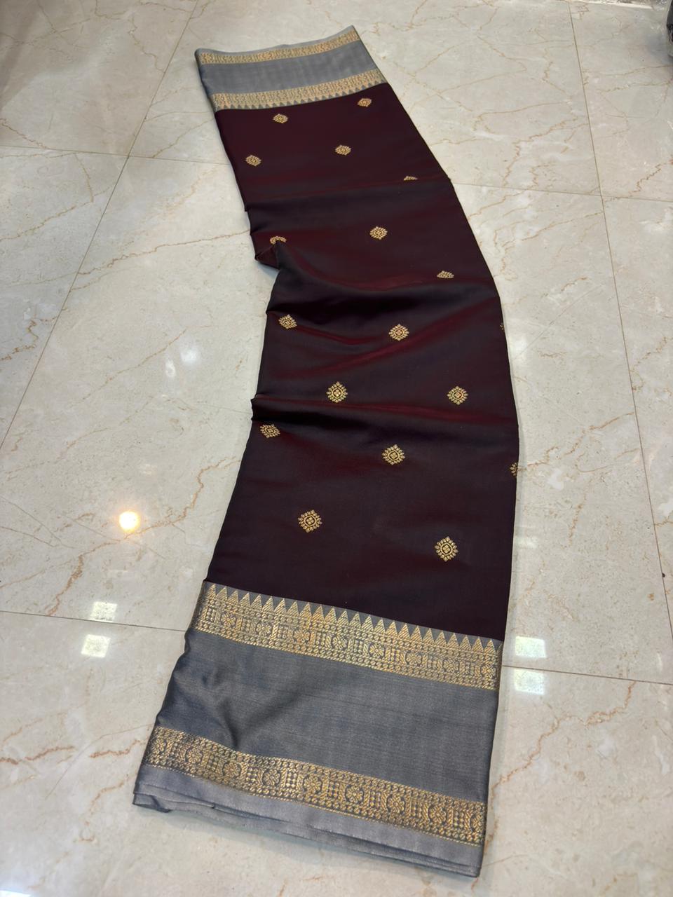 Banarasi saree draped on mannequin with maroon border and detailed pallu 